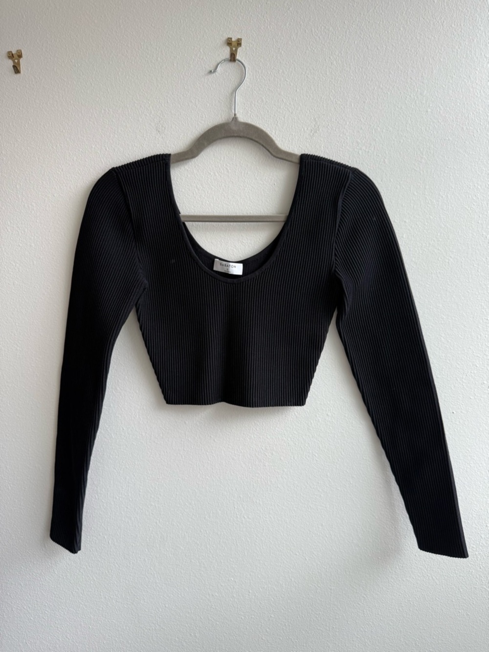 Aritzia Babaton Sculpt Knit Scoop-Neck Long Sleeve Crop Top in Black